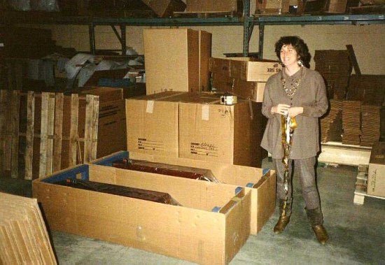 apogee_acoustic_factory (centaur majors in boxes and ribbons in hand) 550pix